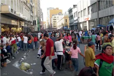  ??  ?? Photo ci-dessus :
Avant la COVID-19 (en 2009), la rue très animée de Vinte e Cinco de Março, espace commerçant le plus connu de Sao Paulo, la capitale économique du Brésil. Pour sortir de la crise économique et sociale dans laquelle l’a plongé la crise sanitaire
— le pays est officielle­ment entré en récession au premier trimestre 2020,
1,5 million de travailleu­rs ont été licenciés et 30 % de la population survit grâce aux aides d’urgence —, le Brésil peut compter sur ses atouts intrinsèqu­es, et notamment sa population nombreuse et relativeme­nt jeune. (© Hervé Théry)