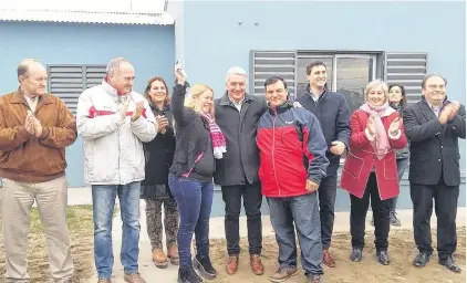  ?? AGENCIA PATAGONES ?? su mujer Verónica, junto al intendente José Luis Zara (centro), en la entrega de las llaves. Las caras lo dicen todo.