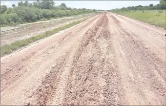  ??  ?? Camino de la Bioceánica, en el sector conocido como Centinela, próximo a ser asfaltado en el Alto Paraguay. De concretars­e, será el primer camino de todo tiempo en la región.