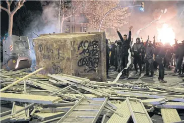  ?? AFP ?? Protesters make barricades during a demonstrat­ion called by the local Republic Defence Committees in Barcelona.