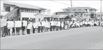  ??  ?? PPP supporters protesting the meeting