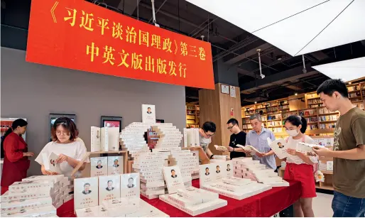  ??  ?? Le stand du tome III de
Xi Jinping : La gouvernanc­e de la Chine à la librairie Xinhua à Rui’an (Zhejiang), le 3 juillet 2020