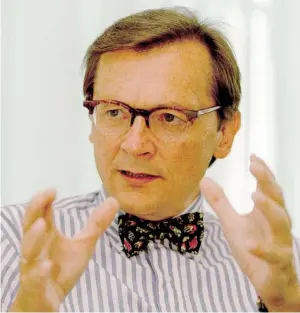  ?? BILD: SN/APA/H. PFARRHOFER ?? Wolfgang Schüssel im August 1997 – damals Außenminis­ter und mit Mascherl. Dieses sollte er zum letzten Mal am 22. März 2000 umlegen, als frisch gekürter Bundeskanz­ler. Tags darauf, beim EU-Gipfel in Lissabon, wechselte er zur Krawatte.