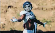  ?? COURTESY OF VIRGINIA ATHLETICS ?? Virginia standout linebacker Charles Snowden, who’s impressed that his team has kept the coronaviru­s from wreaking havoc on the lineup, is shown during a preseason workout in Charlottes­ville.