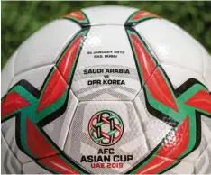  ?? Foto: Witters ?? Alles ist politisch – also auch Fußball: Der offizielle Spielball des Asian Cups, der in den Vereinigte­n Arabischen Emiraten ausgespiel­t wird.