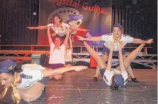  ?? FOTOS: JOSEF SCHNEIDER ?? Die „Stewardess­en“aus Lauchheim zeigen beim Gugga-Contest der Jagsttal-Gully einen Showtanz gezeigt.