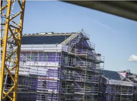  ??  ?? SOLCELLER PÅ TOPPEN. Med solceller på taken alstras energi som bland annat ska kunna användas till fastighets­el.