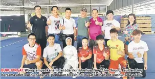  ??  ?? BURU PINGAT: Wong (empat kanan) dan (dari kiri) Joshua, Ting, Chia, Yoong, Lau dan Ling bersama atlet wushu pada sesi penilaian terakhir di pusat latihan elit wushu, Selasa lalu.