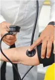  ?? FOTO: BERND WEISSBROD ?? Blutdruck messen – für Ärzte eine Routinesac­he.