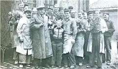  ?? FOTO: SCHMÄKE ?? Schmäke historisch: vorne links mit Mütze und Vase im Arm Gründer Gustav, der Junge ist Karl-Heinz, dessen Vater Herbert steht rechts daneben