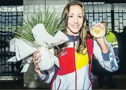  ?? LLIBERT TEIXIDÓ ?? Jessica Vall mostrando sus dos medallas, ayer en el aeropuerto de El Prat