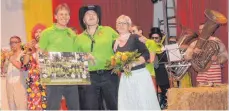  ?? FOTO: KURT ZIEGER ?? Vorsitzend­er Karl-Heinz Guter (links) bedankt sich bei Karl Spöcker und seiner Frau Angela für 24 Jahre Leitung der Nuiframr Fante.