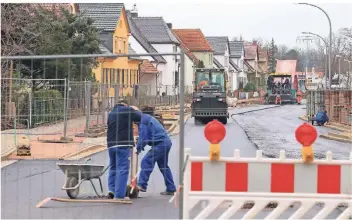  ?? FOTO: DPA ?? Kommunale Straßenbau-Arbeiten führen oft zu Streit zwischen Kommunen und den Anliegern, wenn die dafür vom Fiskus zur Kasse gebeten werden.