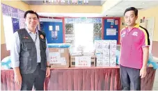  ??  ?? Tan (right) represents Goh in handing over the items to Lahad Datu Hospital.