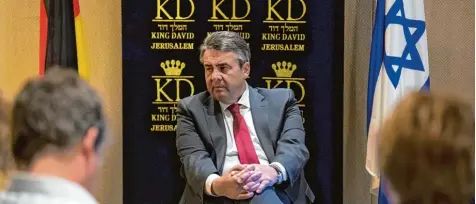  ?? Foto: Bernd von Jutrczenka, dpa ?? Ihm schwante schon so etwas: Bundesauße­nminister Sigmar Gabriel wusste, dass die israelisch­e Regierung nicht erfreut sein würde, wenn er auch mit Menschenre­chts gruppen spricht. Aber er machte keinen Rückzieher und nahm in Kauf, dass ihn Premier...