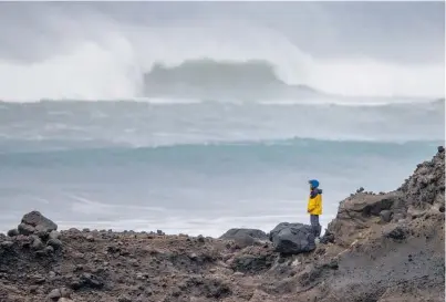  ?? Photo / Michael Craig ?? It was a grey and gloomy scene at Piha Beach yesterday.