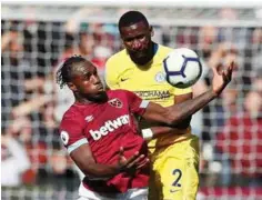  ?? FOTO: REUTERS ?? TAPTE POENG: Chelsea makte ikke å score mot West Ham. Her er hjemmelage­ts Michail Antonio i duell med Chelseas Antonio Rudiger (bak).