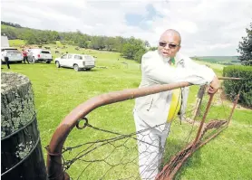  ?? Picture: LULAMILE FENI ?? PROVING A POINT: Mineral resources minister Gwede Mantashe at the old gate and shabby fence at his Khowa farm