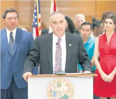  ??  ?? Andrew Pollack (centro), padre de una de las víctimas del tiroteo en Parkland, ayer durante una conferenci­a de prensa.