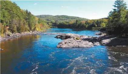  ?? OLIVIER ZUIDA LE DEVOIR ?? Le Devoir avait déjà révélé que le gouverneme­nt avait élaboré un projet de règlement ouvrant la porte aux forages dans les lacs et les rivières.