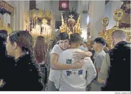 ?? RAFA GARCÍA ?? Hermanos se abrazan en la parroquia de San Pedro.
