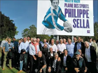  ?? ?? Cette inaugurati­on fut aussi le temps des retrouvail­les avec les anciens joueurs mythiques du SUA et anciens partenaire­s de jeu de Philippe Sella.