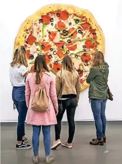  ??  ?? Besucher vor einem Kunstwerk (Pizza is God) im Düsseldorf­er NRW-Forum. 23.000 Besucher kamen insgesamt zur Museumsnac­ht.