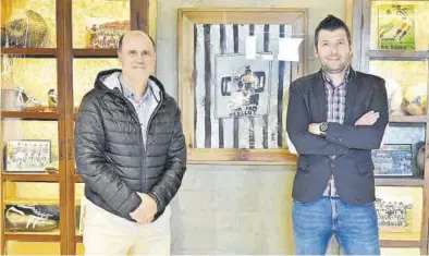  ?? MANOLO NEBOT ?? Àngel Dealbert y Fernando Gómez Colomer, miembros de la dirección deportiva del Castellón, en Castalia.