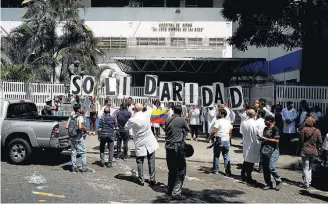  ?? MARCO BELLO/REUTERS-10/3/2019 ?? Dificuldad­es. Médicos e pacientes protestam diante de hospital infantil em Caracas