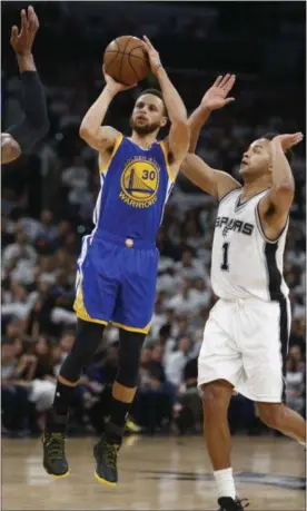  ?? RONALD CORTES — THE ASSOCIATED PRESS ?? Spurs guard Kyle Anderson watches Warriors guard Stephen Curry make a 3-point basket during the first half of Game 3 of the Western Conference finals.