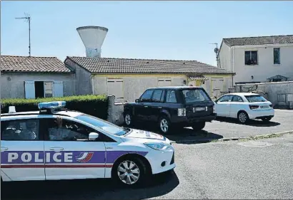  ?? XAVIER LEOTY / AFP ?? Imagen de la casa de uno de los detenidos, Guy S., el presunto cabecilla, en Tonnay-Charente