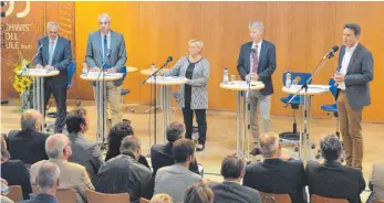  ?? SEBASTIAN HEILEMANN ?? Beim Bildungsdi­alog an der Geschwiste­r-Scholl-Schule in Leutkirch diksutiert­en, Franz Baur, Dezernent für Schulen Landkreis Ravensburg, Tobias Mehlich, Hauptgesch­äftsführer der Handwerksk­ammer Ulm, Kulutsmini­sterin Susanne Eisenmann und Peter Jany,...