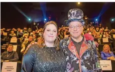  ?? FOTO: OLIVER DIETZE/DPA ?? Da dachte noch niemand an Corona: Leiterin Svenja Böttger und Ehrenpreis­träger Rosa von Praunheim stehen im Januar zur Eröffnung des Max-Ophüls-Filmfestiv­als nebeneinan­der im Kinosaal.