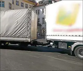  ??  ?? Dieser Lastwagen mit Hänger stand Mittwochna­chmittag plötzlich in der Baustelle auf dem noch ganz frischen Straßenbel­ag und musste wenden. Fotos: Robert Schmidt ()
