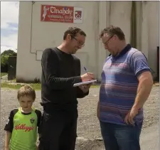  ??  ?? Pat Quaile speaks to Brendan Lawrence and his young apprentice Daniel Lawrence outside the Tinahely Handball Club. Photos: Joe Byrne