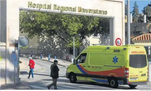  ?? JAVIER ALBIÑANA ?? Una ambulancia entra en el Hospital Regional de Málaga.