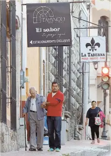  ??  ?? Memorable. Para el recuerdo de la historia de Saltillo quedó el antiguo local del restaurant­e El Tapanco en Zona Centro de Saltillo. Aquí su acceso captado justo cuando el Obispo Emérito, Don Francisco Villalobos, pasaba enfrente.