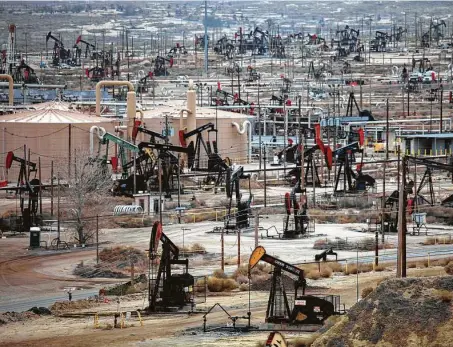  ?? Jim Wilson / New York Times ?? An internatio­nal consortium of CEOs heading 12 energy companies including Chevron, Exxon Mobil and Occidental Petroleum has announced a plan to reduce the carbon emissions rate of members’ oil and gas production.