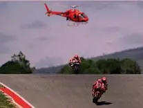  ?? AFP ?? Caccia a Pecco e alla Ducati
Francesco Bagnaia braccato dall’Aprilia di Maverick Viñales e... dall’elicottero, durante la gara vinta lo scorso anno