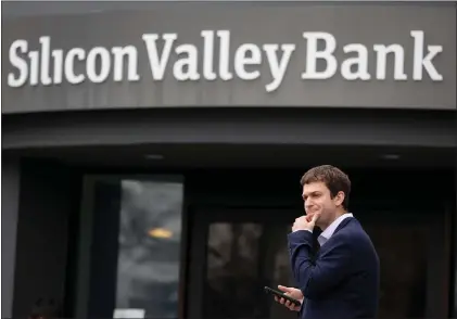  ?? JUSTIN SULLIVAN — GETTY IMAGES ?? A customer stands outside of a shuttered Silicon Valley Bank headquarte­rs on March 10in Santa Clara. Amid uncertaint­y about the bank, a number of customers fled to larger banks.