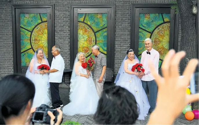  ??  ?? Was Glück und Gesundheit in guten Beziehunge­n machen, zeigt sich am Valentinst­ag in Tianjin, China: Paare, die seit 50 Jahren verheirate­t sind, heiraten noch einmal.