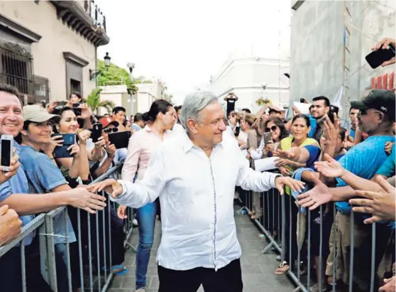  ?? AFP ?? Andrés Manuel López Obrador en uno de sus recorridos por el país que liderará. Aquí, con la gente en Mazatlán.