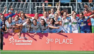  ??  ?? ALEGRÍA. La Selección femenina festeja su tercera posición en el Campeonato de Europa de Amberes.