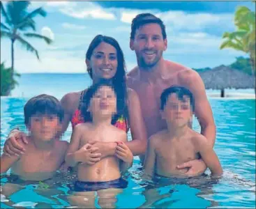  ??  ?? Una imagen reciente de Leo Messi con su familia durante las vacaciones.