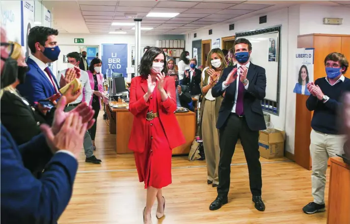  ?? EFE ?? La presidenta madrileña, Isabel Díaz Ayuso, junto a Pablo Casado y José Luis Martínez-Almeida, en la primera planta de la sede de la calle Génova