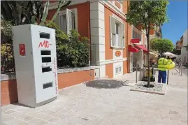  ?? (Photo M.C.) ?? La nouvelle borne a été installée au milieu de la rue Princesse Caroline, à l’angle de la rue Princesse-Florestine.