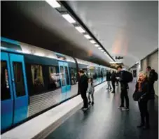  ??  ?? INTE FLER AVGÅNGAR. Tunnelbana­ns röda linje får inte fler avgångar än vanligt. Det får däremot de gröna och blå linjerna.