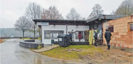  ?? FOTO: BAUCH ?? Ab März werden rund um den Bucher Stausee Verschöner­ungsarbeit­en vorgenomme­n. Derzeit wächst der Kiosk um einen Lagerraum an.