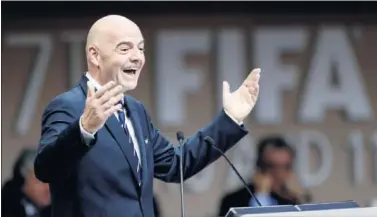  ??  ?? EL PRESIDENTE. Infantino, el jefe de la FIFA, está a favor de este reparto económico.