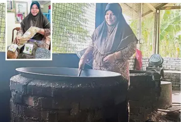  ??  ?? Traditiona­l way: Wan Asmariah showing how her serunding is made at her store in Kampung Laut, Kota Baru. (Inset) The cooked serunding is packed neatly for sale.